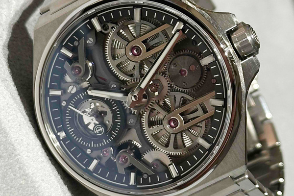 【銀座本店】軽量なグレード5チタニウム採用、7日間快適に着用できるスケルトンウォッチ